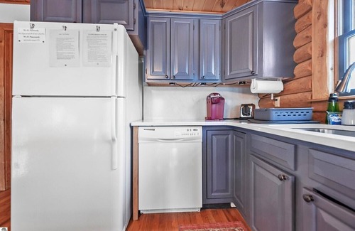 Beulah Cabina | The Hillside Hideaway at Crystal Lake - Gorgeous with Great Outdoor Deck and Spa!