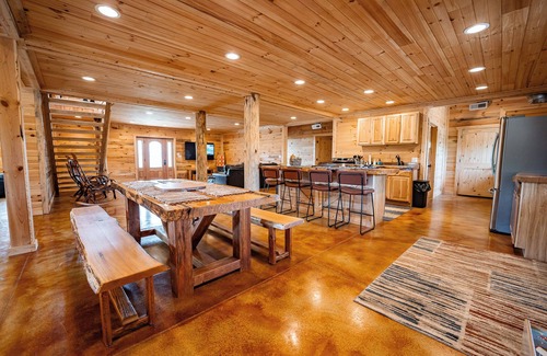 Hamden Cabina | The Hilltop at Puritan Ridge, sleeps up to 14 guests near Ohios top attractions!