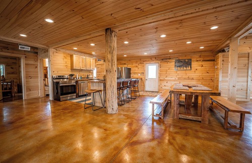 Hamden Cabina | The Hilltop at Puritan Ridge, sleeps up to 14 guests near Ohios top attractions!