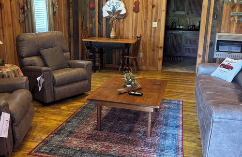 Mountain View Cabina | The Hilltop Cabins - Music Room