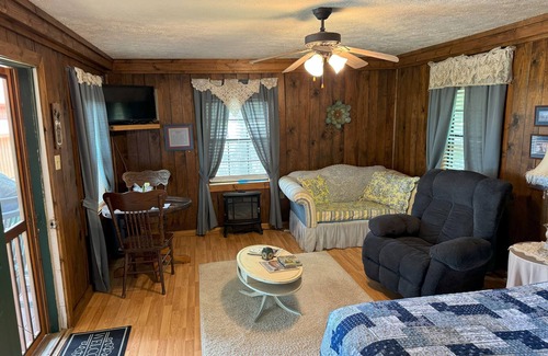 Mountain View Cabina | The Hilltop Cabins - Granny's