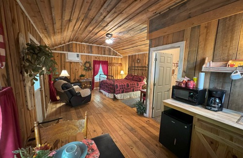 Mountain View Cabina | The Hilltop Cabins - Farmhouse