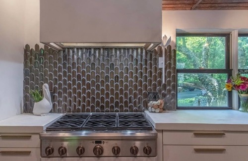 Pine Bush Casa | The Historic, White Farmhouse at Bruyn Estate w/ Hot Tub as seen in Domino Mag, Martha Stewart, NYT,