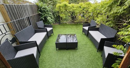 Maidstone Casa | The Hive 4 Bed House Pool Table Air-con