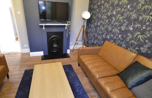 Maidstone Casa | The Hive 4 Bed House Pool Table Air-con