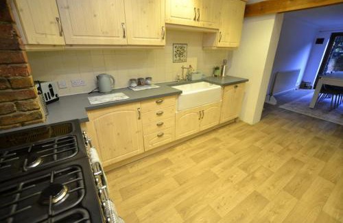Maidstone Casa | The Hive 4 Bed House Pool Table Air-con