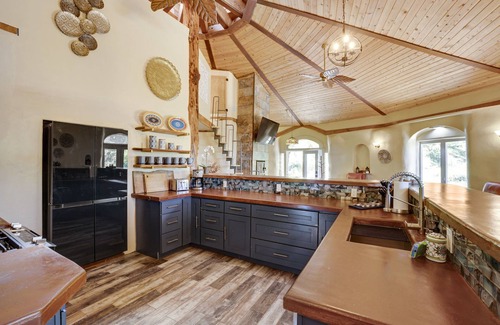 Benbow Casa | The Hobbit House: Avenue of The Giants Adventure! Hot Tub/ Fire Pit/ 5BDR/ King