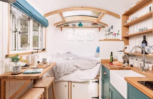 Holcombe Burnell Otro | The Holcombe Hut, Ridgefield House
