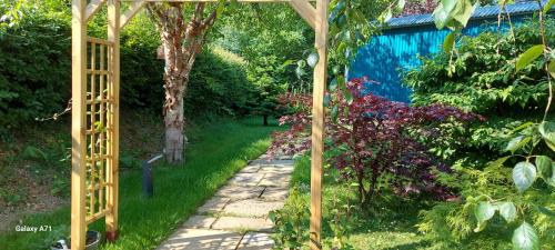 Holcombe Burnell Otro | The Holcombe Hut, Ridgefield House