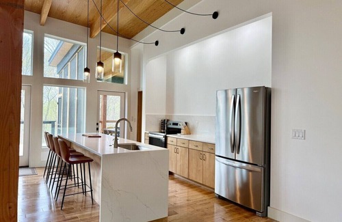 McArthur Cabina | The Hollow House - Modern affordable retreat w/ hot tub, trails & firepit!