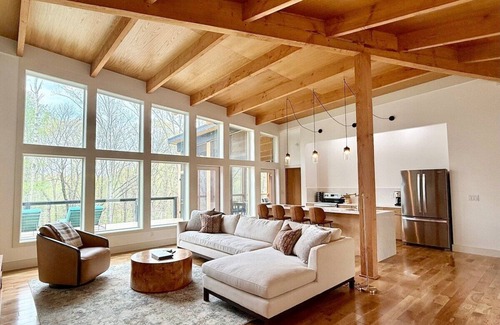 McArthur Cabina | The Hollow House - Modern affordable retreat w/ hot tub, trails & firepit!