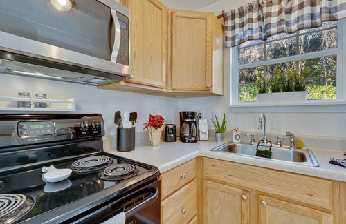 Demorest Casa | The Holly House In Downtown Demorest 2 Bedroom Home by Redawning