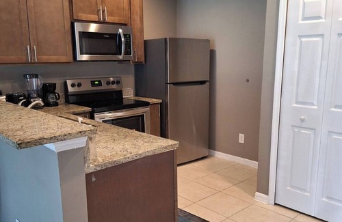 Westminister Apartamento | The Holly Residence: 3-bedroom apartment in lovely Lehigh Acres with WiFi, AC
