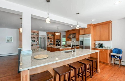 Kauneonga Lake Casa | The Homestead: Lakefront; Swim/Fish/Kayak—Sleeps28