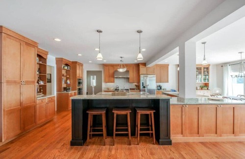 Kauneonga Lake Casa | The Homestead: Lakefront; Swim/Fish/Kayak—Sleeps28