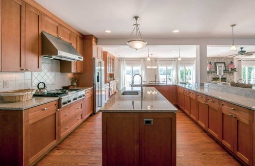 Kauneonga Lake Casa | The Homestead: Lakefront; Swim/Fish/Kayak—Sleeps28