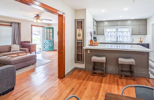Mountain View Casa | The Homestead on Main ~ walk to historic square