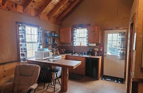 Elgin Cabina | The Honey Hut next to Big South Fork NRRA with AC, wifi, and horse stalls.