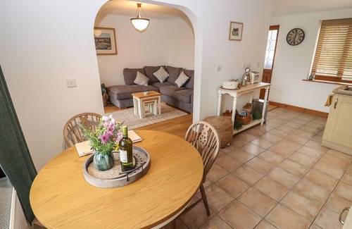 Tidenham Cabaña | THE HONEY POT, romantic, with hot tub in Chepstow