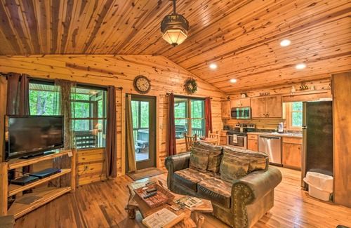 Helen Cabina | ‘The HoneyBee’ Cabin w/ Private Porch + Hot Tub