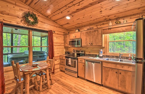 Helen Cabina | ‘The HoneyBee’ Cabin w/ Private Porch + Hot Tub