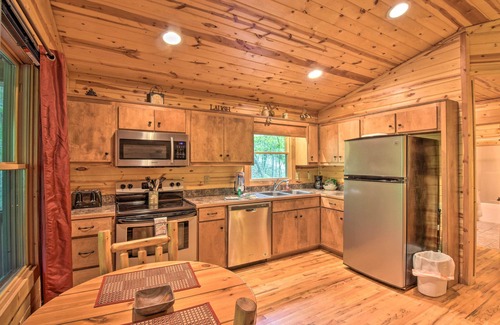 Helen Cabina | ‘The HoneyBee’ Cabin w/ Private Porch + Hot Tub
