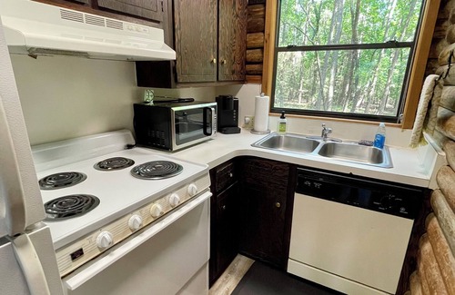 Drasco Cabina | “The Honeymooner” A quaint lil cabin in the woods at Tannenbaum!