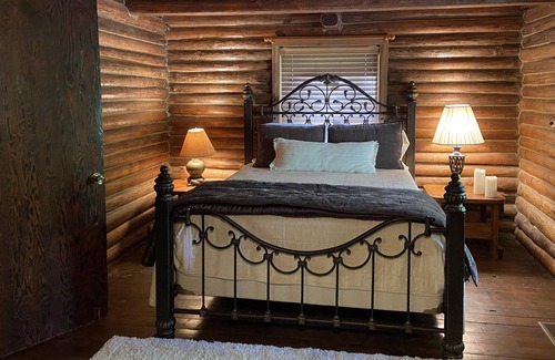 Drasco Cabina | "The Honeymooner" - a rustic, quaint little cabin. OPEN LABOR DAY WEEKEND