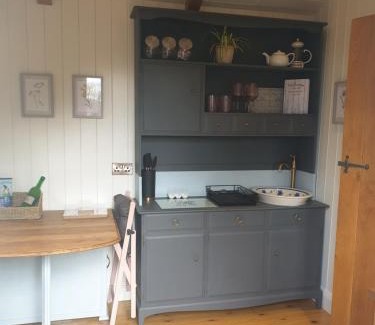 Bromsash Otro | The Honeypot Shepherds Hut