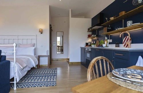 Rhosneigr Apartamento | The Hoot; a large, modern studio annexe on Anglesey