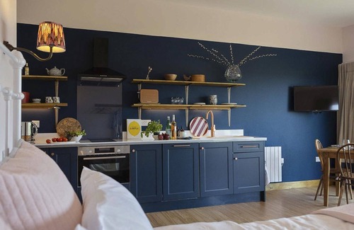 Rhosneigr Apartamento | The Hoot; a large, modern studio annexe on Anglesey