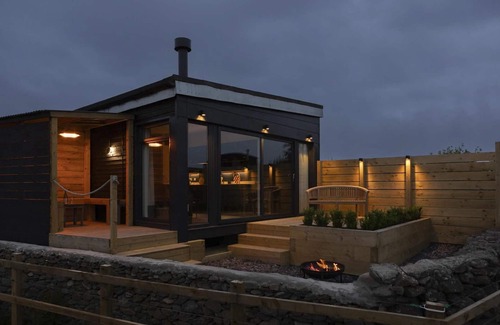 Rhosneigr Apartamento | The Hoot; a large, modern studio annexe on Anglesey
