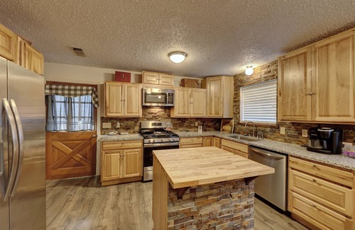 Ingram Casa | The Hope House, Sleeps 8! Less than a mile to the Guadalupe River!