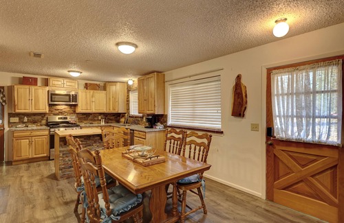 Ingram Casa | The Hope House, Sleeps 8! Less than a mile to the Guadalupe River!