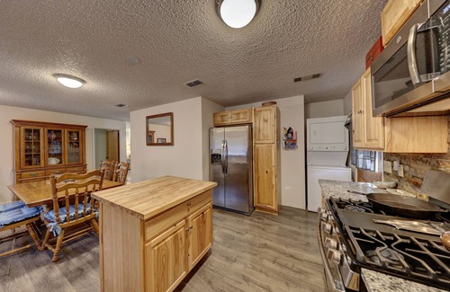 Ingram Casa | The Hope House, Sleeps 8! Less than a mile to the Guadalupe River!