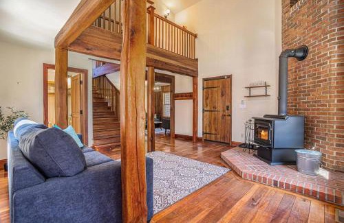 Hopkins Casa | The Hopkins Hideaway - 40 Acres with trails, Arcades, Hot Tub, Fire Pit