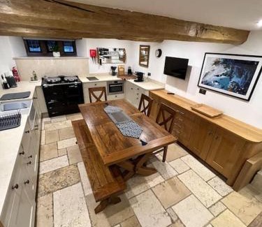 Prestbury Casa | The Horners - Log burner, Cheshire Village, Parking, Walks, Aga, dogs