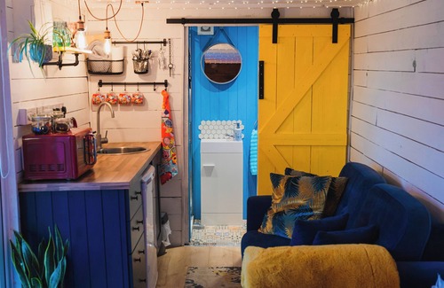County Meath Cabina | The Horrrsebox Tinyhouse🐎 Quirky romantic Tiny House with Hottub In Ireland.