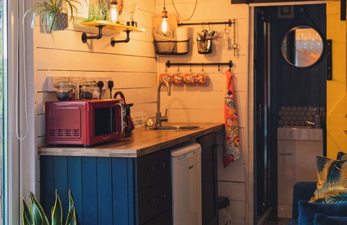 County Meath Cabina | The Horrrsebox Tinyhouse🐎 Quirky romantic Tiny House with Hottub In Ireland.