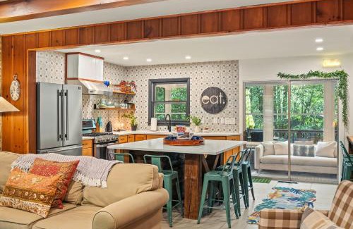 Lake Harmony Casa | The Horseshoe Hideaway Lake Harmony Cabin w Hot Tub Game Porch