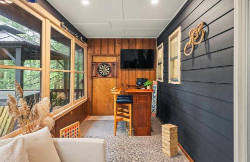 Lake Harmony Casa | The Horseshoe Hideaway Lake Harmony Cabin w Hot Tub Game Porch