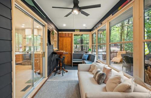 Lake Harmony Casa | The Horseshoe Hideaway Lake Harmony Cabin w Hot Tub Game Porch