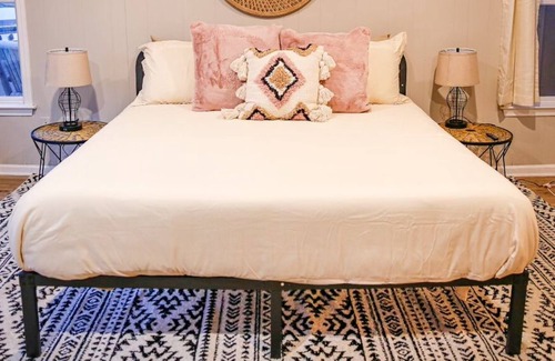 Salem Casa | The House at Jocassee Farm with animals & hot tub