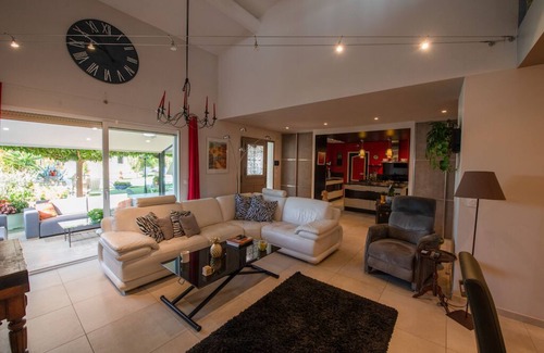 La Motte-dʼAigues Casa | "The house by the Lake" close to Lourmarin in South Luberon