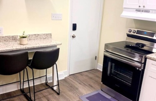 Cuyahoga Falls Casa | The House Hotels - Erie Street 1