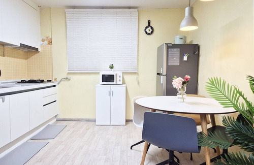 Seongbuk-dong Apartamento | The house in the city with a garden close to Dongdaemun, GwangjangMarket