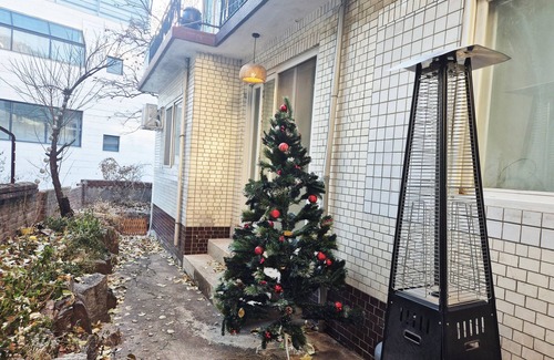 Seongbuk-dong Apartamento | The house in the city with a garden close to Dongdaemun, GwangjangMarket
