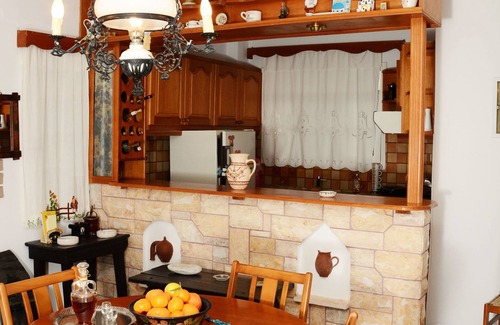 Naxos Apartamento | The house is located in the central square of the historical village Kynidaros