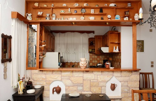 Naxos Apartamento | The house is located in the central square of the historical village Kynidaros