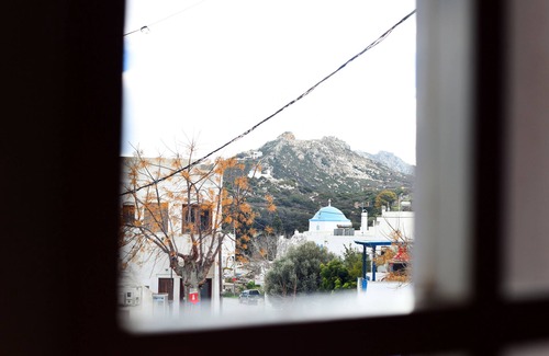 Naxos Apartamento | The house is located in the central square of the historical village Kynidaros